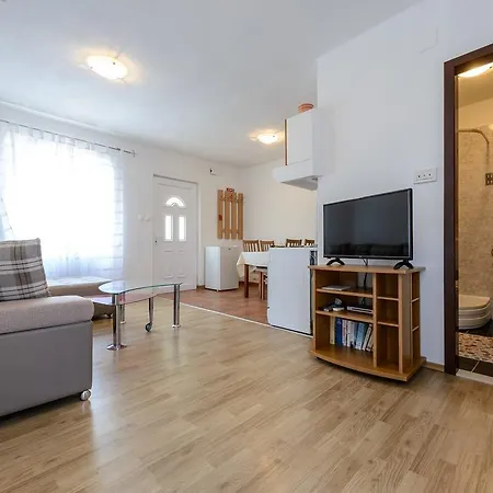 Apartment Aida *